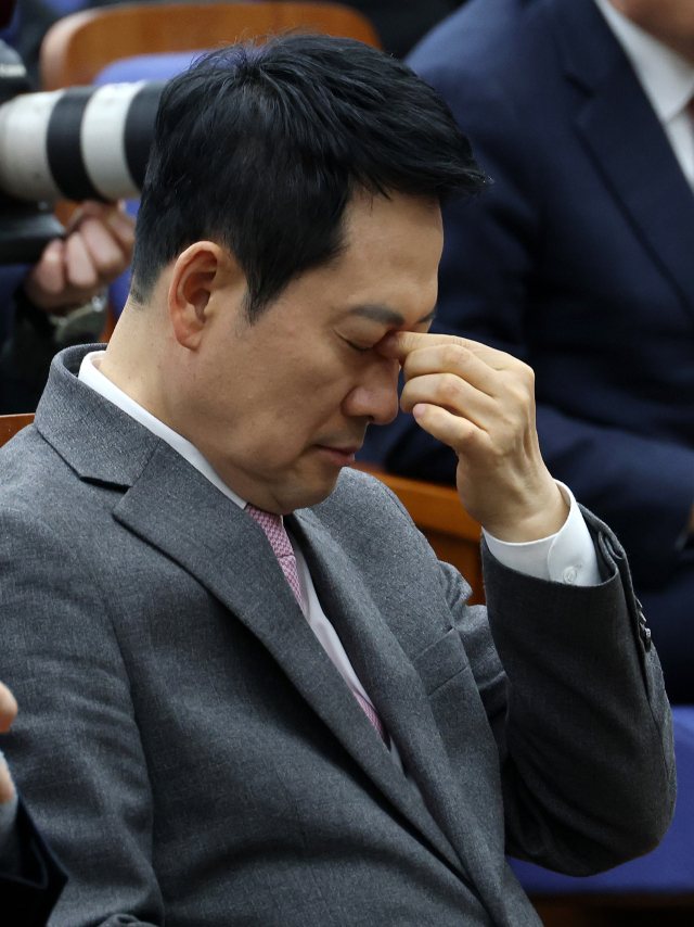 국민의힘 장동혁 대표가 9일 국회에서 열린 의원총회에서 잠시 생각에 잠겨 있다. 연합뉴스