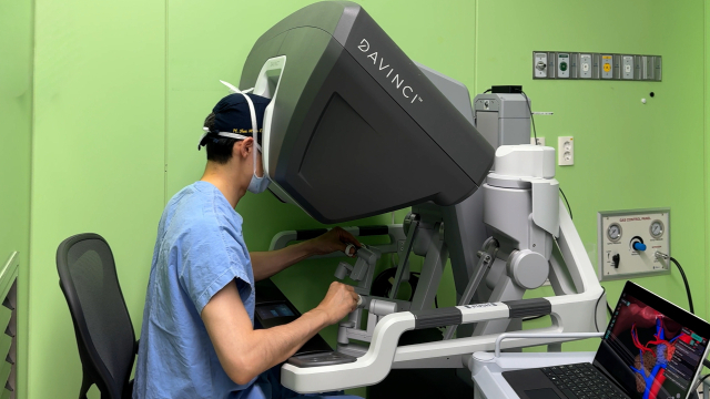 양산부산대병원 정재훈 외과 교수가 로봇수술을 하는 모습. 양산부산대병원 제공