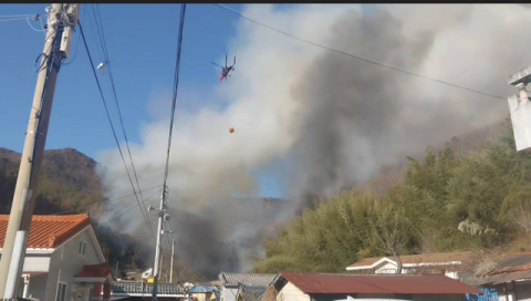 양산 원동면 용당리 뒷산에 산불 확산 중