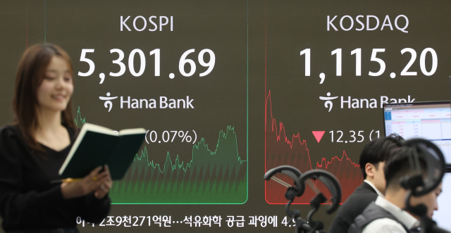 10일 서울 중구 하나은행 딜링룸 현황판에 코스피·코스닥 지수가 표시돼있다. 연합뉴스