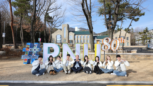 부산대학교 최재원 총장과 학생들이 부산대 부산캠퍼스에서 기념 사진을 촬영하고 있다. 부산대 제공