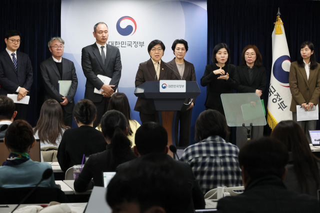 정은경 보건복지부 장관이 10일 서울 종로구 정부서울청사에서 열린 2027학년도 이후 의사인력 양성규모 관련 브리핑에서 질문에 답하고 있다. 연합뉴스