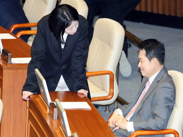국민의힘 장동혁 대표와 배현진 의원이 9일 국회에서 열린 2월 임시국회 본회의에서 대화하고 있다. 연합뉴스