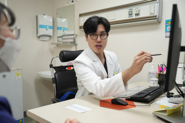 고령 인구가 늘면서 삼킴장애 환자도 증가 추세다. 인제대부산백병원 남희성 재활의학과 교수는 “기저질환 없이 삼킴장애가 생기게 되면 진단이 늦어지는 경우가 많다”고 밝혔다. 인제대부산백병원 제공