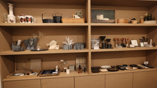 '에케' 1층 C호에 위치한 리빙 편집숍 ‘에크루’에서 전시, 판매 중인 공예품과 오브제들. 이재찬 기자 chan@