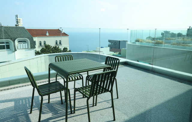 '에케'의 스테이 공간 ‘아파트먼트풀 포룸스’ 테라스에 설치된 덴마크 브랜드 HAY(헤이) 테이블과 의자. 이재찬 기자 chan@