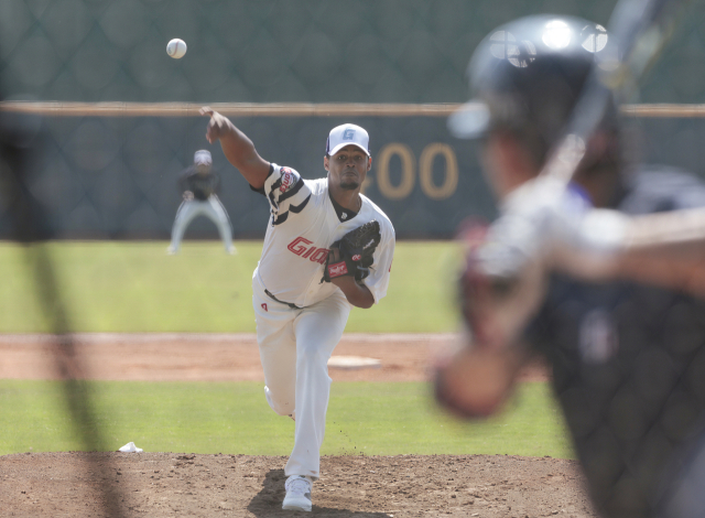 11일 롯데 자이언츠 전지훈련이 열리고 있는 대만 타이난 아시아태평양국제야구센터에서 로드리게스가 첫 라이브 피칭을 하고 있다. 타이난(대만)=정대현 기자 jhyun@