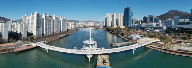 부산 수영강을 가로질러 해운대구 우동 영화의전당과 수영구 수영동 협성르네상스아파트를 연결하는 ‘수영강 휴먼브리지’가 준공돼 다음 달 개통한다. 정종회 기자 jjh@