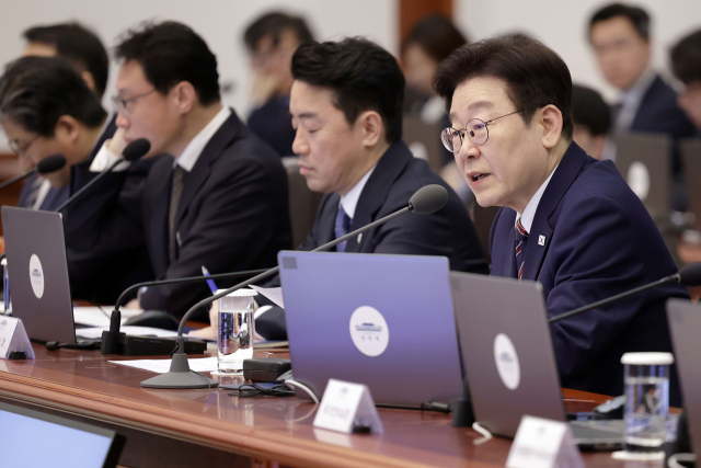 이재명 대통령이 12일 청와대에서 열린 수석보좌관회의에서 발언하고 있다. 연합뉴스