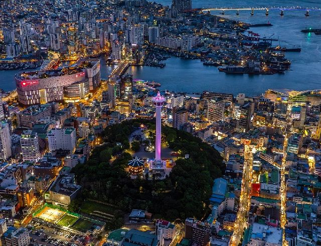 설 연휴를 맞아 부산 곳곳에서 드론 공연과 야간 축제, 전통놀이 체험 행사가 연달아 열린다. 부산 중구 용두산공원 일대 전경. 부산일보DB