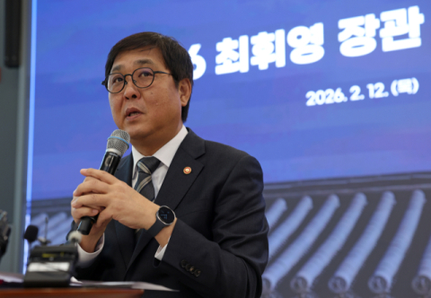 최휘영 문화체육관광부 장관이 12일 오전 서울 서대문구 모두예술극장에서 열린 취임 6개월 출입기자 기자간담회에서 질문에 답하고 있다. 문체부 제공