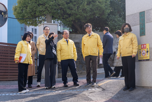 김석준 부산시교육감이 지난 11일 대연중학교와 인근 아파트 재개발 지역 통학로에 대한 현장 안전 점검을 진행했다. 부산시교육청 제공