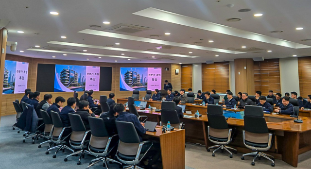 한국남동발전은 지난 10일 경남 진주 본사에서 ‘AI 활용방향을 모색하기 위한 전문가 초빙 특강’을 가졌다. AI특강 강의 모습. 남동발전 제공