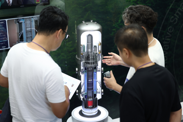 지난해 10월 15일 서울 강남구 코엑스에서 열린 '스마트에너지플러스 2025'에서 관람객들이 소형모듈원자로(SMR) 모형을 둘러보고 있다. 연합뉴스