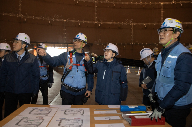 최연혜 한국가스공사 사장(오른쪽 세 번째)이 당진 LNG 기지 건설 현장을 찾아 특별 안전 점검을 하고 있다. 가스공사 제공