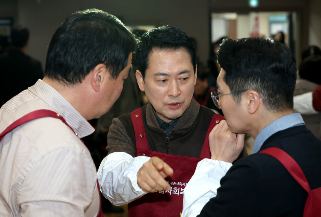 국민의힘 장동혁 대표(가운데)가 13일 서울 중구 중림종합사회복지관에서 설맞이 배식 봉사활동에 앞서 정의용 사무총장(왼쪽), 박준태 의원과 대화하고 있다. 연합뉴스