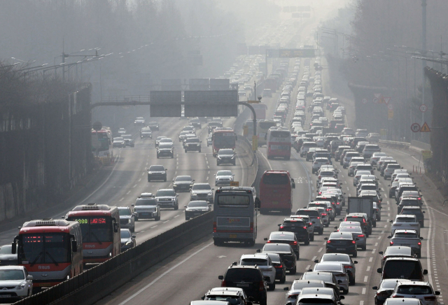 설 명절을 하루 앞둔 16일 오후 귀성·귀경행렬이 이어지며 고속도로 일부에서 정체가 빚어지고 있다. 사진은 설 연휴 둘째 날인 15일 고속도로에서 정체가 발생하는 모습. 연합뉴스
