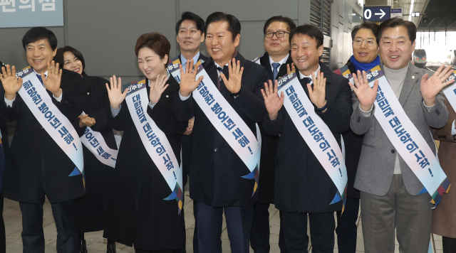 더불어민주당 정청래 대표를 비롯한 지도부가 13일 서울 용산역에서 귀성 인사를 하고 있다. 연합뉴스
