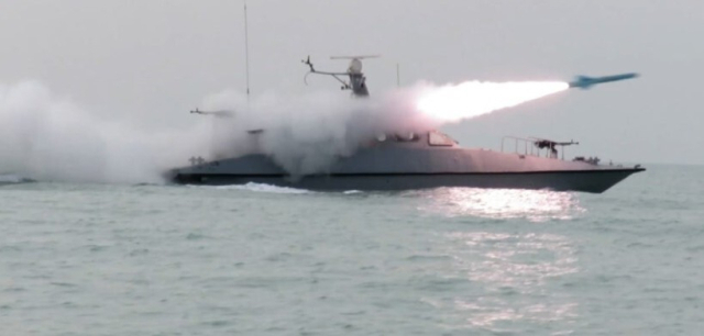 이란 페르시아만에서 해상 훈련하는 이란 혁명수비대. EPA/이란 혁명수비대 웹사이트.