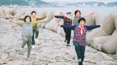 ‘파도 치유 체조’ 중 날개 동작을 선보이고 있다. 문동생활권 어촌신활력증진사업 앵커조직 제공