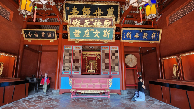 타이난 공자묘 내 대성전에 관광객이 기도를 올리고 있다. 이곳은 공자의 사당으로 공자 탄신일에 성대한 의식이 치러지는 곳이다.