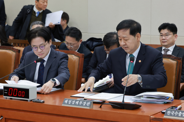 구윤철 부총리 겸 재정경제부 장관(오른쪽)과 김정관 산업통상부 장관이 지난 12일 국회에서 열린 대미투자특별법 처리를 위한 특별위원회 제1차 전체회의에 출석해 있다. 연합뉴스