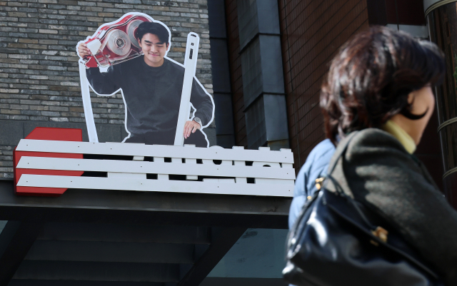 국민의힘이 오는 3·1절 새 당명 발표를 앞두고 당명 개정 작업을 마무리 중인 가운데 18일 서울 여의도 국민의힘 중앙당사 간판에 기존 당명을 지운 조형물이 설치돼 있다. 당명 개정이 완료되면 2020년 9월 출범 이후 제1 보수 정당으로 사용돼 온 '국민의힘'은 두 차례 총선 패배와 20대 대선 승리, 탄핵과 21대 대선 패배를 기록으로 남긴 채 역사 속으로 사라지게 된다. 연합뉴스