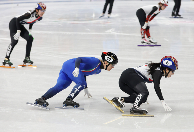 18일(현지시간) 이탈리아 밀라노 아이스스케이팅 아레나에서 열린 2026 밀라노-코르티나담페초 동계올림픽 쇼트트랙 여자 3000m 계주 결승에서 한국 마지막 주자 김길리가 피니시라인을 향해 1위로 달리고 있다. 연합뉴스