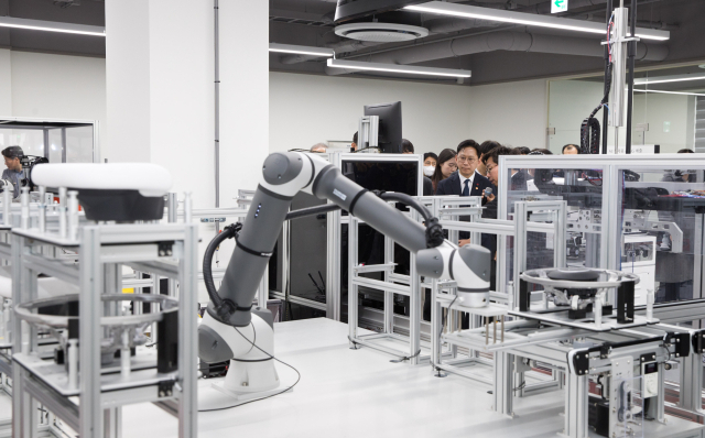 배경훈 부총리 겸 과학기술정보통신부 장관이 지난 1월 26일 전북 전주시 전북대학교에서 열린 '피지컬 AI 실증랩 개소식'에 참석, AX 사업 사전검증 사업 성과 현장 방문을 하고 있다. 과기정통부 제공