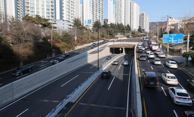 부산 만덕~센텀 도시고속화도로의 만덕IC 대심도 진출입구와 일대 모습. 이재찬 기자 chan@