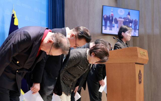 국민의힘 소장파 모임 ‘대안과 미래’ 간사인 이성권 의원을 비롯한 소속 의원들이 19일 국회 소통관에서 윤석열 전 대통령이 내란 우두머리 혐의로 1심에서 무기징역을 선고받은 것과 관련해 불법 비상계엄 등에 대해 사과하며 고개를 숙이고 있다. 연합뉴스