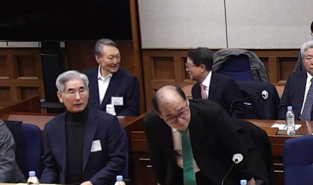 윤석열 전 대통령이 19일 서초구 서울중앙지방법원에서 열린 12·3 비상계엄 관련 내란 우두머리 혐의 1심 선고공판에 출석해 있다. 이날 서울중앙지법 형사합의25부는 윤 전 대통령에게 무기징역을 선고했다. 연합뉴스