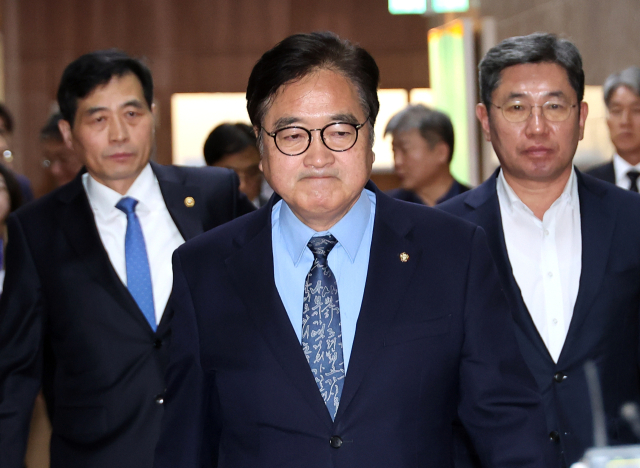 우원식 국회의장이 19일 윤석열 전 대통령 내란 우두머리 혐의 1심 선고 직후, 소회를 밝히기 위해 의장실을 나오고 있다. 연합뉴스