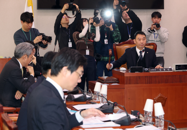 국회 법제사법위원회 김용민 법안심사제1소위위원장이 20일 국회에서 사면법 개정안 심사를 위한 소위 개의를 알리고 있다. 연합뉴스