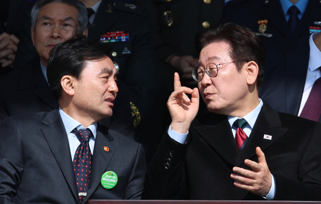 이재명 대통령이 20일 충남 계룡대 대연병장에서 열린 육·해·공군 사관학교 통합임관식에서 안규백 국방부 장관과 대화하고 있다. 연합뉴스