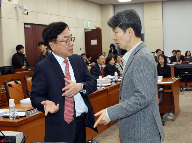 12일 국회에서 열린 행정안전위원회 전체 회의에서 더불어민주당 윤건영 간사(오른쪽)와 국민의힘 서범수 간사가 충남대전, 전남·광주, 대구경북 지역의 행정통합을 위한 특별법과 관련, 얘기를 나누고 있다. 연합뉴스
