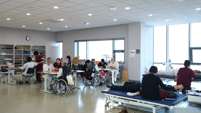 봉생힐링병원 재활치료센터에서 환자들이 치료 받는 모습. 봉생힐링병원 제공