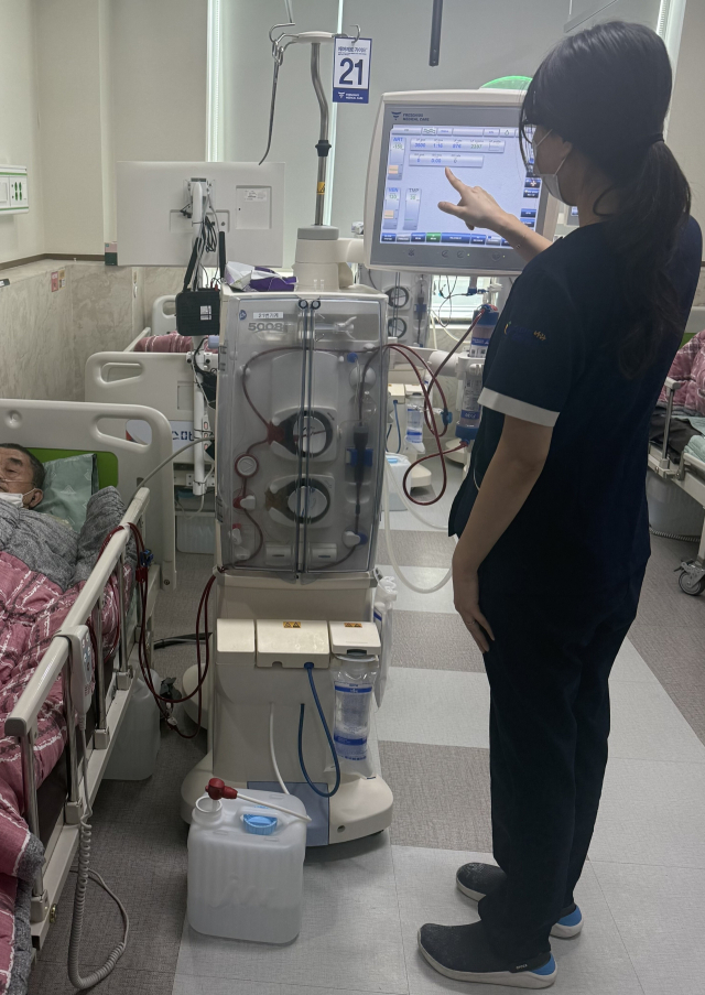 혈액 투석 장면. 스마트나라요양병원 제공
