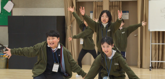 부산시립극단 시즌 개막 공연인 뮤지컬 '오즈의 마법사'에 출연하는 청소년 배우들이 연습에 몰두하고 있다. 부산문화회관 제공