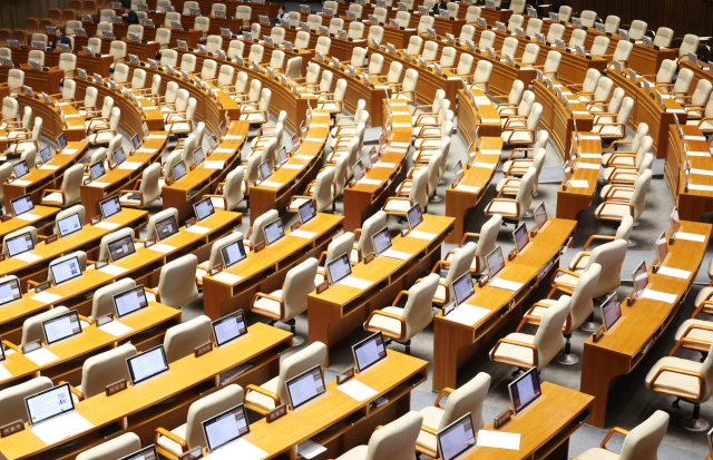 국민의힘 조승환 의원이 25일 국회에서 열린 2월 임시국회 8차 본회의에서 3차 상법개정안에 대해 무제한 토론을 이어가고 있는 가운데 여야 의원석 대부분이 비어 있다. 연합뉴스