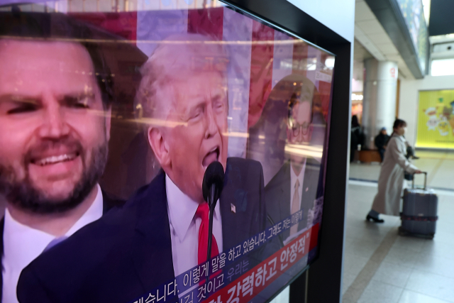 25일 서울역 대합실 TV에 미국 트럼프 대통령의 국정연설이 나오고 있다. 연합뉴스