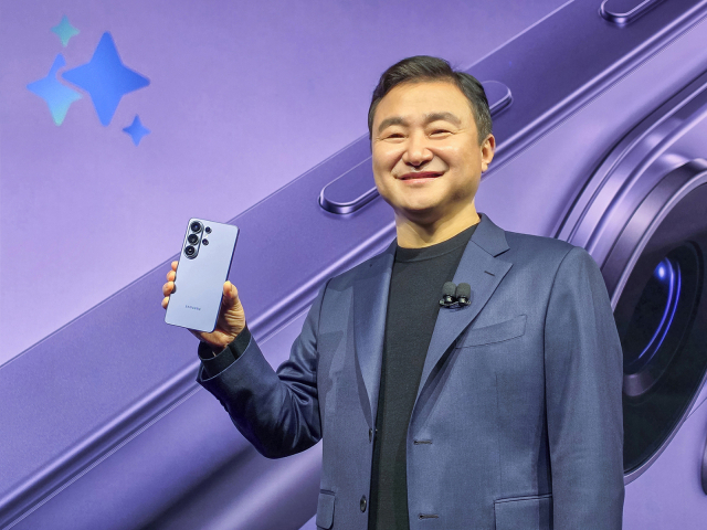 25일(현지시간) 미국 샌프란시스코의 예술품 전시장인 팰리스 오브 파인 아트에서 개최된 ‘갤럭시 언팩 2026’ 행사에서 삼성전자 노태문 DX부문 사장이 3세대 AI폰 ‘갤럭시 S26 시리즈’를 소개하고 있다.삼성전자 제공