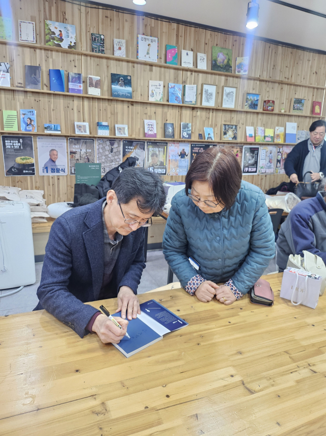 서재호 작가가 저자와 만남에서 저서에 사인을 해주고 있는 모습. 하마터면독립출판협동조합 제공