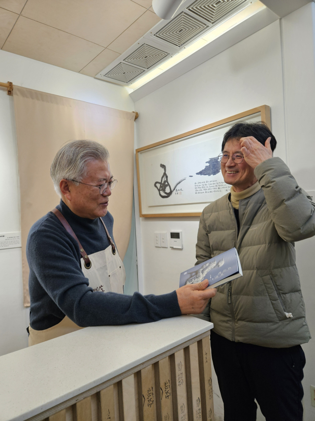 1991년 <애국군인> 사건 변호를 맡았던 문재인 전 대통령과 <소극적 저항>의 서재호 작가가 평산책방에서 만나 책에 관한 대화를 나누는 모습. 저자 제공