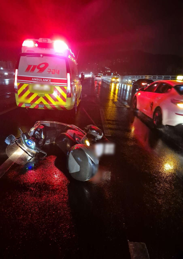 27일 부산 강서구 구포대교 위에서 빗길에 넘어진 오토바이 운전자가 뒤따르던 차에 치여 숨졌다. 부산 강서경찰서 제공