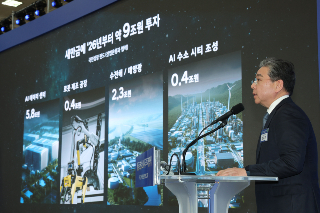 장재훈 현대차그룹 부회장이 27일 전북 군산새만금컨벤션센터에서 이재명 대통령이 참석한 가운데 열린 새만금 로봇·수소·AI 시티 투자협약식에서 새만금 미래 전략사업 투자계획을 발표하고 있다. 연합뉴스