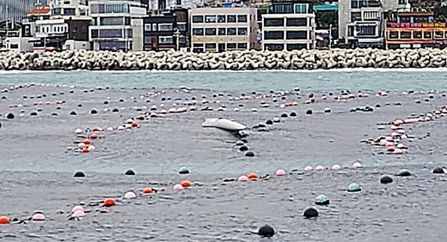 부산 해양경찰서는 27일 오후 2시 25분 해운대구 청사포 동쪽 약 1km 앞 한 양식장에서 50대 남성 A 씨를 구조했다고 밝혔다. 사진은 해당 양식장 모습. 부산 해영경찰서 제공