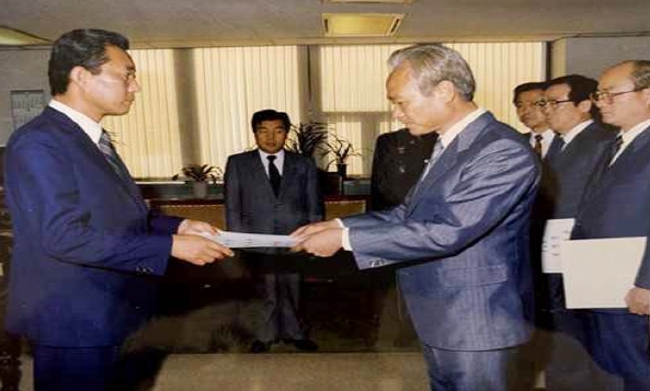 부산근현대역사관과 경남기록원은 업무 협약을 맺고 부울경 역사 기록화 사업을 시작한다. 사진은 윤희윤 씨가 1987년 창원시장 재임 당시 고건 내무부장관을 만나던 모습. 부산근현대역사관 제공