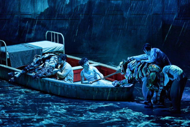 '라이프 오브 파이' 공연 스틸. 출연진은 박정민, 퍼핏티어 박재춘 외. 에스앤코 제공