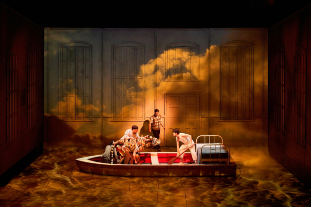 '라이프 오브 파이' 공연 스틸. 출연진은 박강현, 황만익, 퍼핏티어 김시영 외. 에스앤코 제공